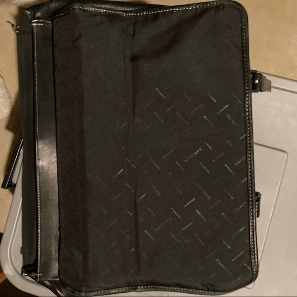 Black Samsonite briefcase w space for laptop - Picture 6 of 11